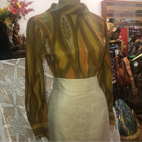 Vintage 1960’s mod - crepe blouse- autumn toned leaf print - buttons in back - Picture 5 of 12